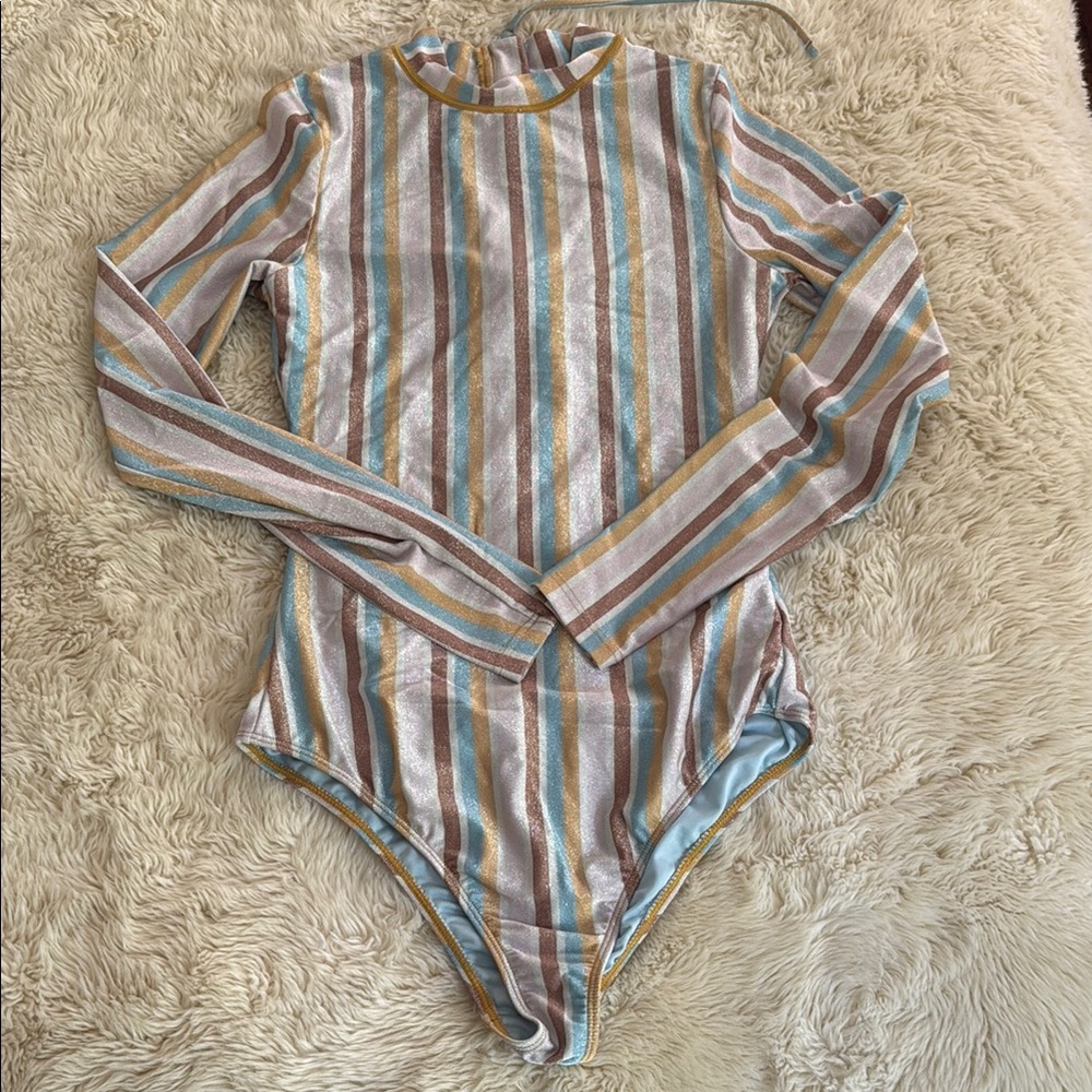 Never worn O’Neill long sleeve sparkly bathing suit